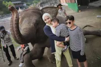 8 Potret Liburan Seru Rafathar & Rayyanza Bareng Nagita Slavina Sepulang Ibadah Haji
