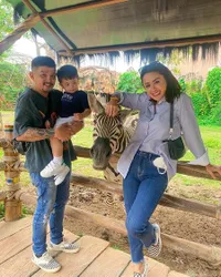 8 Potret Liburan Seru Selvi Kitty Ajak Suami dan Anaknya ke Kebun Binatang, Si Kecil Abidzar Bikin Gemes