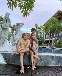 8 Potret Liburan Seru Tya Ariestya Bersama Suami dan Anak-Anaknya di Bali