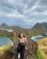 8 Potret Liburan Shafa Harris ke Labuan Bajo, Pamer Foto Seksi - Mesra dengan Pacar Baru