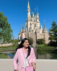 8 Potret Liburan Titi Kamal ke Jepang, Jadi Hadiah Khitan Sang Anak - Netizen Salah Fokus pada Asistennya yang Tenteng Tas Branded Mahal