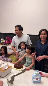 8 Potret Lily Ditinggal Umrah Raffi Ahmad dan Nagita Slavina, Asyik Rayakan Ulang Tahun Sepupu