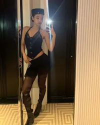 8 Potret Look Jennie BLACKPINK di After-party Met Gala 2025, Tampil Bold Pakai Bustier dengan Aksen Renda - Topi Ala Pramugari