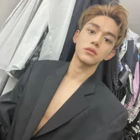 8 Potret Lucas NCT Pamer Dahi, Si Tampan yang Sukses Bikin Jatuh Hati!