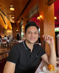 8 Potret Lucky Perdana Bintang Sinetron SCTV 'CINTA 2 PILIHAN' yang Family Man Abis - Tetap Sempat Quality Time dengan Anak-Istri Meski Sibuk Syuting