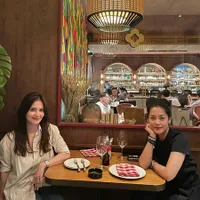 8 Potret Lulu Tobing dan Cut Tari Nongki Cantik, Foto Bareng Produser Bikin Fans Kangen Lihat Mereka Akting Bareng