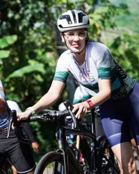 8 Potret Luna Maya Gowes di Jogja, Cantik Awet Muda Hingga Namanya Dijadikan Jalur Sepeda