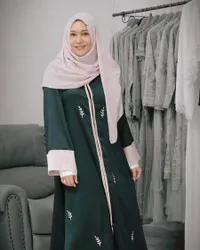 8 Potret Maia Estianty Saat Mengenakan Hijab Saat Umrah, Makin Anggun Dan Awet Muda Padahal Usia Sudah 47 Tahun