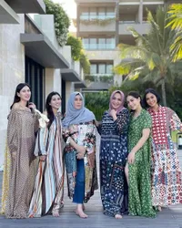 8 Potret Mama Amy dan Rieta Amilia, Ibunda Raffi Nagita yang Awet Muda Banget - Seperti Kakak Adik dengan Anak Gadisnya