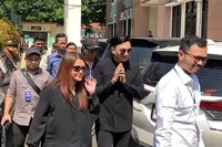 8 Potret Manji dan Wina Natalia Hadir dalam Sidang Cerai Perdana, Kompak Pakai Pakaian Serba Hitam