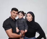 8 Potret Margin Istri Ali Syakieb dengan Style Hijab yang Terbuka di Bagian Leher, Jadi Sorotan