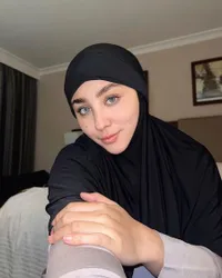 8 Potret Margin Wieheerm Istri Ali Syakieb Saat Berhijab, Cantik dan Anggun Banjir Pujian - Didoakan Istiqomah