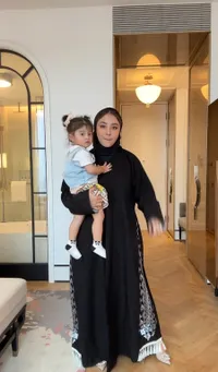 8 Potret Margin yang Makin Pede Memakai Jipon, Hijabnya Makin Banyak Memperlihatkan Rambut - Disorot Netizen
