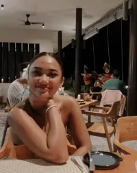 8 Potret Marion Jola Tampil Eksotis Pakai Bikini di Pinggir Kolam Renang