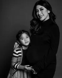 8 Potret Maternity Shoot Aliya Rajasa Bareng Suami dan Anak-anak, Baby Bump-nya Sudah Besar - Siap Menyambut Anggota Keluarga Baru