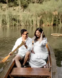 8 Potret Maternity Shot Kehamilan Kedua Tiara Pangestika Istri Arief Muhammad, Romantis Bersama Suami di Atas Perahu