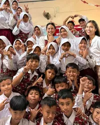 8 Potret Maudy Ayunda Mengajar di SD, Beri Pelukan Hangat ke Murid-murid