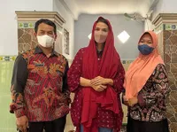 8 Potret Maudy Koesnaedi Temui Anak-anak Asuh Sang Bunda di Kediri, Kenang Kebaikan Mendiang Bantu Rapikan Mukena - Renovasi Musala