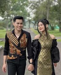7 Potret Kebersamaan Melly Lee Bersama Sang Kekasih