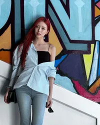 8 Potret Menawan Yuna ITZY Dengan Gaya Rambut Merah, Paras dan Lekuk Tubuhnya yang Ramping Bikin Siapapun Iri!