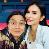 8 Potret Mesra Billy Syahputra dan Maria Vania yang Dikabarkan Dekat, Umbar Momen Pelukan Hingga Cium Kening