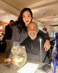 8 Potret Mesra Bunga Zainal dan Sukhdev Singh, Hobi Dinner Romantis - Tetap Bahagia Meski Kerap Dinyinyiri Netizen