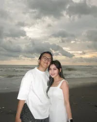 8 Potret Mesra Frislly Herlind & Pacar, Santai Tanggapi Fans yang Masih Ship Dirinya dengan Mantan Kekasih