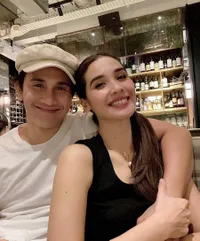 8 Potret Mesra Rumah Tangga Vino G Bastian yang Hanya Follow Istrinya di Instagram