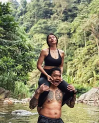 8 Potret Mesra Uus dan Istri yang Hot dan Tak Tersorot, Sering Bikin Para Pria Iri