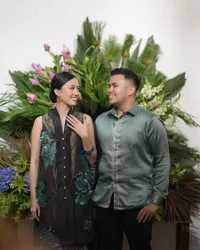 8 Potret Mieke Amalia dan Anggi Kadiman Mantan Istri Tora Sudiro di Pertunangan Nabila Sudiro, Kompak Tampil dengan Nuansa Putih - Sama-Sama Cantik
