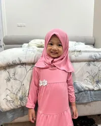 8 Potret Mikaila Keponakan Nikita Willy Semangat Belajar Mengaji, Lucu Banget Pakai Gamis dan Hijab Pink