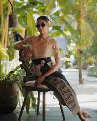 8 Potret Mikha Tambayong Kenakan Kebaya Bali, Tampil Cantik dan Anggun