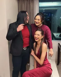 8 Potret Mikha Tambayong Tampil Manglingin Jadi Bridesmaid - Pakai Busana Merah Merona