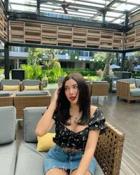 8 Potret Millen Cyrus yang Ramai Dihujat Netizen, Dinilai Tak Menghargai Orang Berpuasa - Netizen: Astagfirullah!