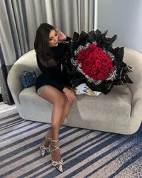 8 Potret Millen Rayakan Anniversary Sendirian, Pamer Buket Bunga Mawar Merah yang Indah - Netizen Penasaran Sosok Kekasihnya