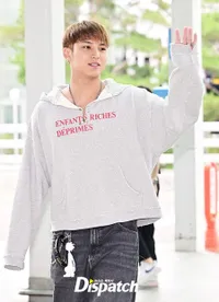8 Potret Mingyu SEVENTEEN Berangkat ke Malaysia, Visual Sempurna dengan Kulit Eksotis Oleh-oleh dari Hawaii