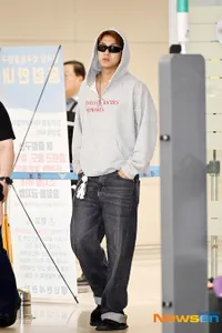 8 Potret Mingyu SEVENTEEN di Bandara Sepulang dari Malaysia, Bikin Salfok Outfit Berangkat - Pulang Nggak Ganti