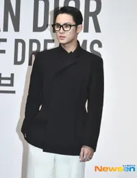 8 Potret Mingyu SEVENTEEN Hadiri Event Dior, Ganteng Pakai Kacamata - Bak Clark Kent di Dunia Nyata