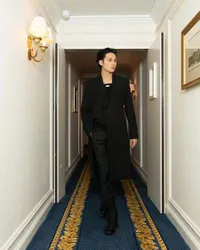 8 Potret Mingyu SEVENTEEN Hadiri Event Fashion Show Dior Fall 2025 Womenswear di Paris, Ganteng Bak Pangeran - Dapat Bunga dari Carat