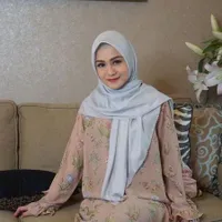 8 Potret Mirna Ariany Saudara Olla Ramlan yang Jarang Tersorot, Cantik Berhijab - Senyumnya Bikin Hati Adem
