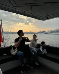 8 Potret Momen Keluarga Nikita Willy Liburan di Turki - Gemasnya Baby Izz Naik Kapal