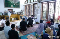 8 Potret Momen Pemakaman Koh Ahong, Rano Karno Tak Kuasa Menahan Tangis
