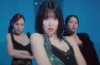 8 Potret Momo TWICE Pamer ABS Sempurna di Event Miu Miu Fashion Week 2024