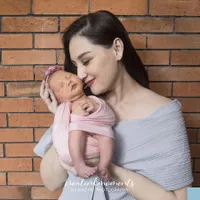 8 Potret Mona Ratuliu Bersama Suami dan Keempat Anaknya, Kompak Pose Tidur Siang