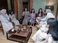 8 Potret Mona Ratuliu Bintang Sinetron 'BIDADARI SURGAMU' Kabur Sejenak dari Lokasi Syuting, Hadiri Buka Bersama Anak Keduanya