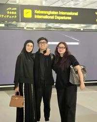 8 Potret Mulan Jameela Antarkan Daffy Berangkat Kuliah ke Jepang, Tegar Lepas Anak Merantau