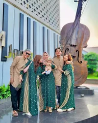 8 Potret Nabila Maharani & Tri Suaka Usai Salat Idul Adha, Sekeluarga Kompak Pakai Seragam - Buah Hatinya Bikin Salfok
