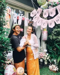8 Potret Nadine Chandrawinata dan Dimas Anggara yang Kini Jadi Orangtua, Bahagia Gendong Baby Djiwa