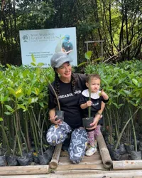 8 Potret Nadine Chandrawinata Tetap Jelajahi Hutan Mangrove Sampai Ikut Agustusan Meski Sedang Hamil Anak Kedua