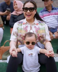8 Potret Nagita Slavina yang Gemas Banget Dengan Rayyanza, Remas Pipi Sang Anak Sampai Memerah - Ekspresinya Lucu Sama-Sama Manyun